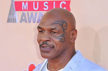 Боксер Майк Тайсон избил пассажира в самолете