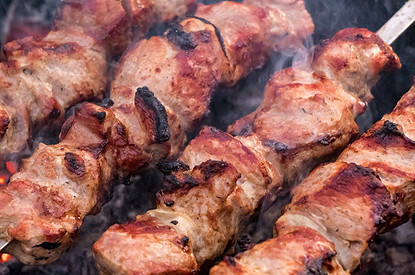 Пора пикников: как и с чем есть шашлык, чтобы не навредить желудку и фигуре