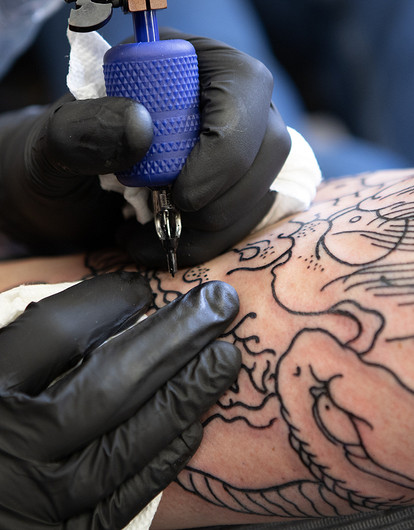 Художник-татуировщик: история профессии, заработок, плюсы и минусы