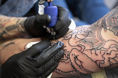 Художник-татуировщик: история профессии, заработок, плюсы и минусы