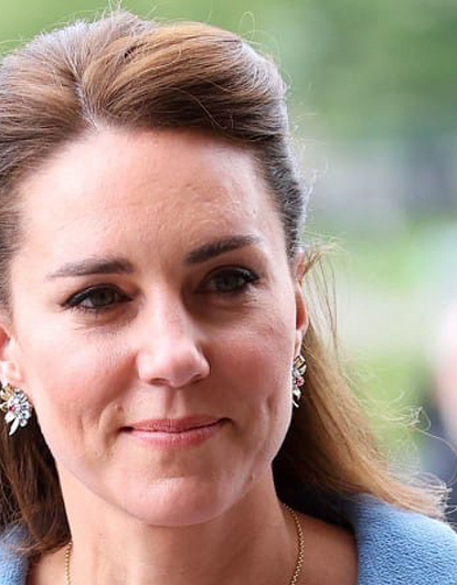 Кейт Миддлтон вышла на прогулку с детьми в леопардовом платье