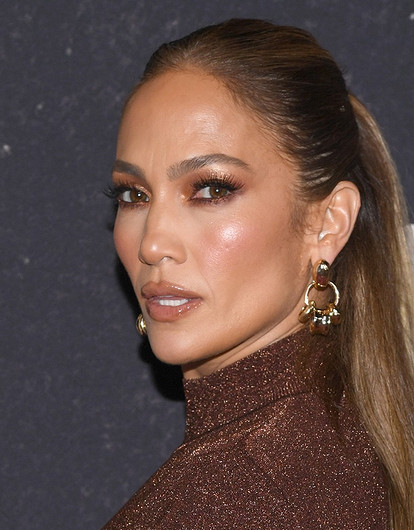 Дженнифер Лопес появилась на публике в ультракоротком платье