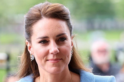 Кейт Миддлтон вышла на прогулку с детьми в леопардовом платье