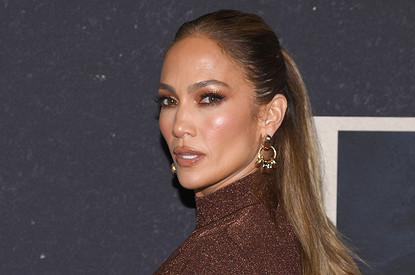 Дженнифер Лопес появилась на публике в ультракоротком платье