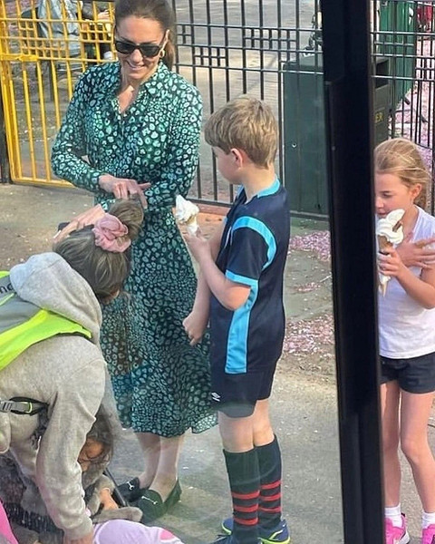 Кейт Миддлтон вышла на прогулку с детьми в леопардовом платье
