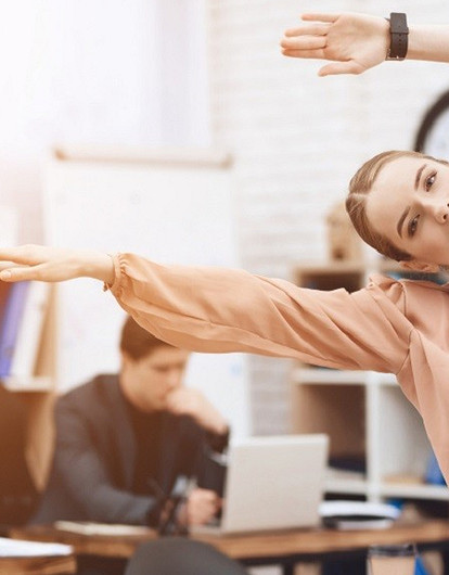 7 полезных упражнений, которые можно незаметно делать даже в офисе