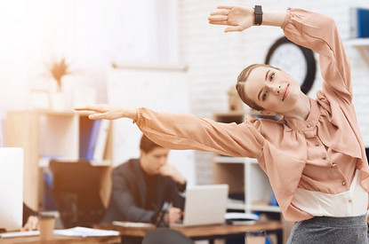 7 полезных упражнений, которые можно незаметно делать даже в офисе