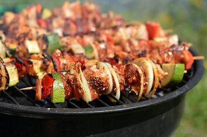 Что приготовить на природе, кроме шашлыка: 6 небанальных идей с рецептами