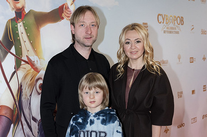 Семейные выходы Рудковской с Плющенко и Дайнеко с новым бойфрендом на премьере фильма Суворов: Великое Путешествие