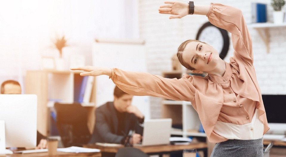 7 полезных упражнений, которые можно незаметно делать даже в офисе
