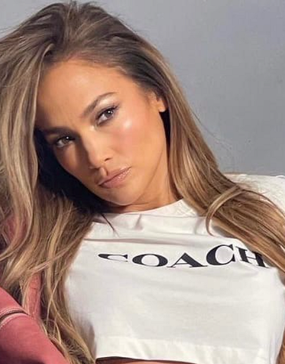 Широкие джинсы и блузка с бантом: новый выход Дженнифер Лопес