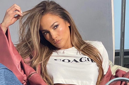 Широкие джинсы и блузка с бантом: новый выход Дженнифер Лопес