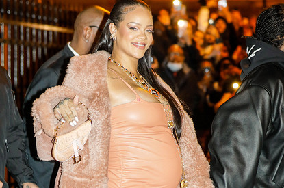 Будь как Рианна: почему привычной моде для беременных давно пора умереть