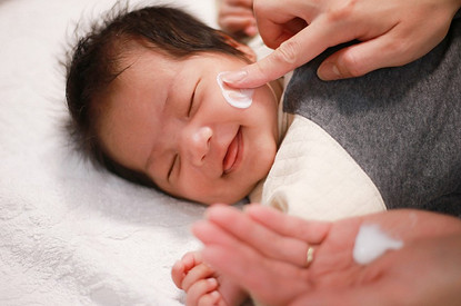 Cухая кожа у ребенка: в чем и причина и как помочь малышу (рассказывает  врач)