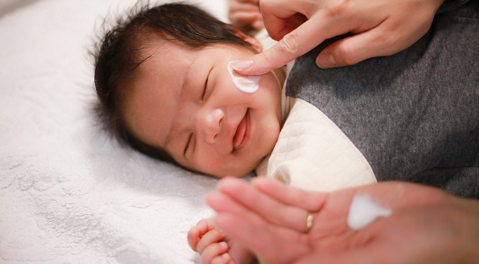 Cухая кожа у ребенка: в чем и причина и как помочь малышу (рассказывает  врач)
