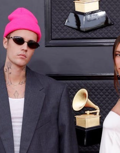 Не скрывают чувств: Джастин и Хейли Бибер поцеловались на ковровой дорожке «Грэмми» (фото)