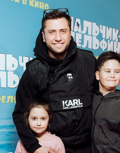 Редкий светский выход Прилучного с детьми: как прошла премьера фильма «Мальчик-дельфин»