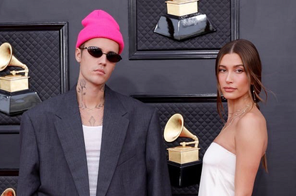 Не скрывают чувств: Джастин и Хейли Бибер поцеловались на ковровой дорожке «Грэмми» (фото)