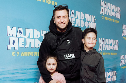 Редкий светский выход Прилучного с детьми: как прошла премьера фильма «Мальчик-дельфин»