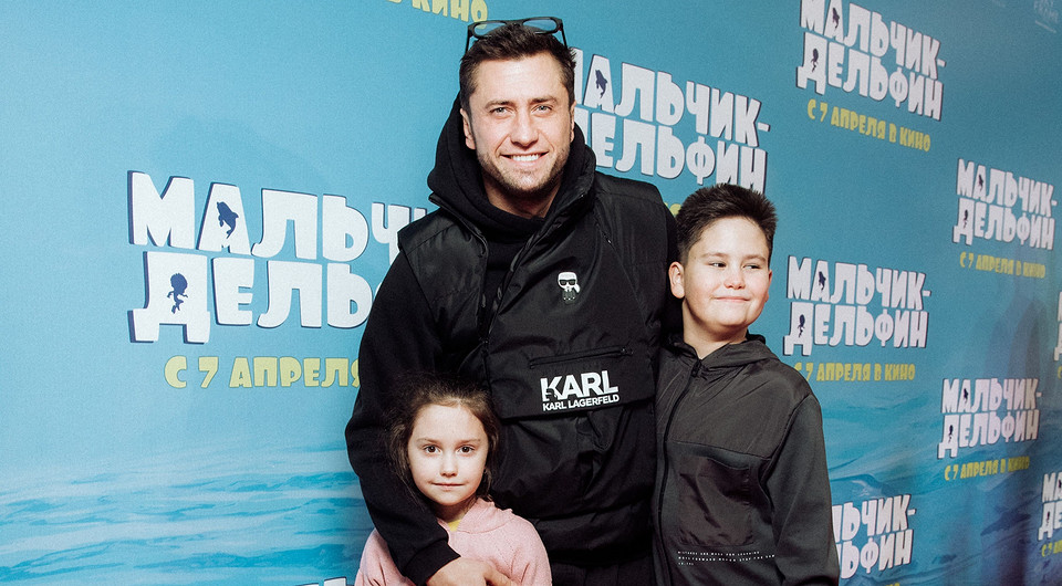 Редкий светский выход Прилучного с детьми: как прошла премьера фильма «Мальчик-дельфин»