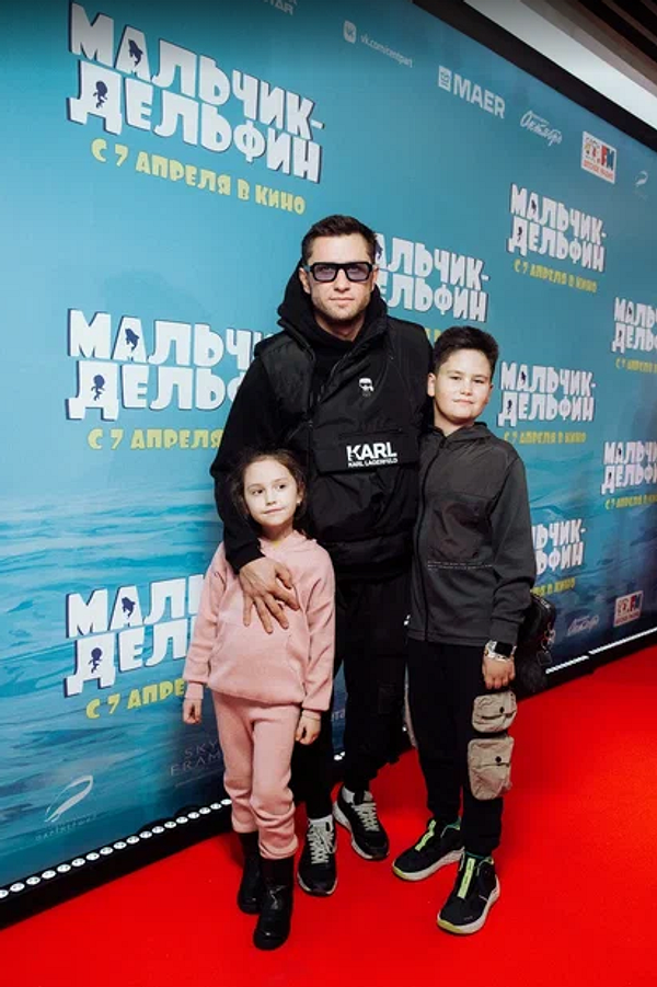 Павел Прилучный с детьми