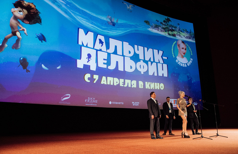 Редкий светский выход Прилучного с детьми: как прошла премьера фильма «Мальчик-дельфин»