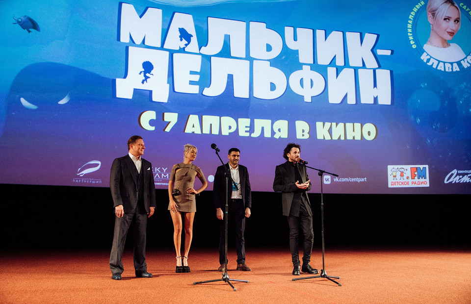 Редкий светский выход Прилучного с детьми: как прошла премьера фильма «Мальчик-дельфин»