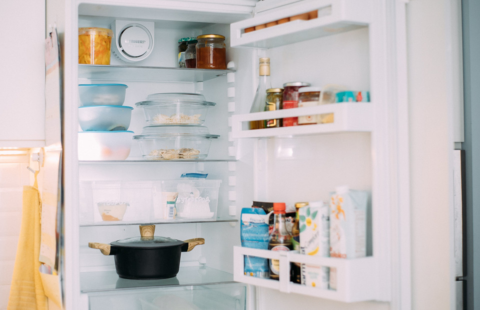 Разложили по полочкам: как правильно хранить еду в холодильнике