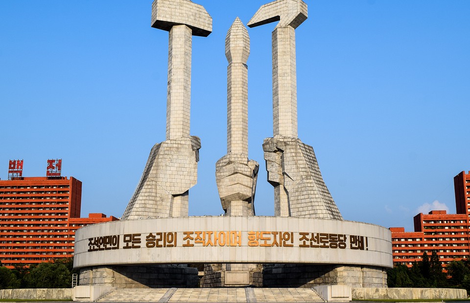 Как живут в Северной Корее: 10 интересных фактов (видео)