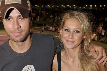 Энрике Иглесиас и Анна Курникова опубликовали редкий снимок с детьми