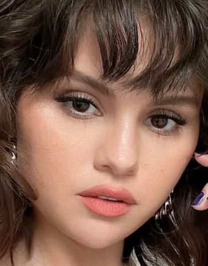 Конец вражде? Селена Гомес извинилась перед Хейли Бибер