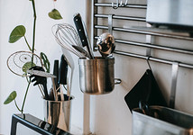 Как правильно хранить посуду на кухне: 7 практичных идей