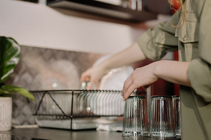 Как правильно хранить посуду на кухне: 7 практичных идей