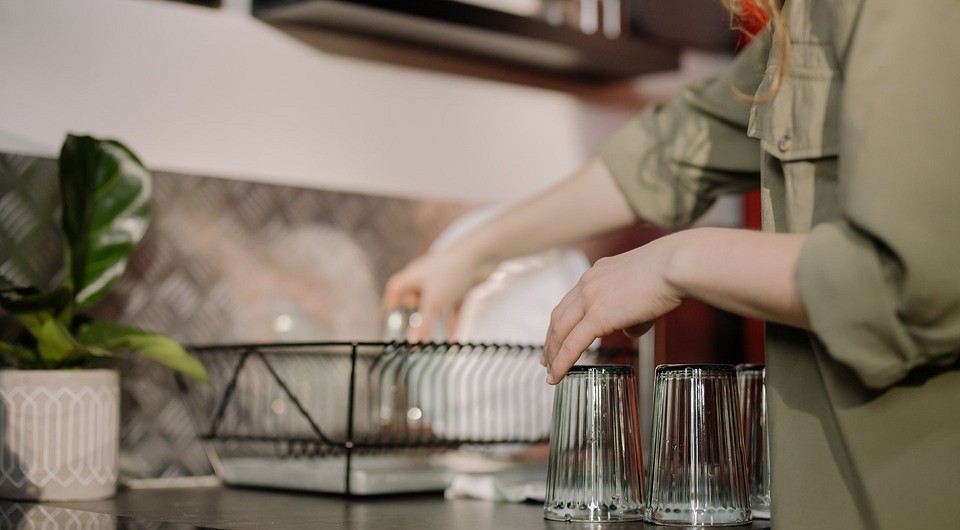 Как правильно хранить посуду на кухне: 7 практичных идей