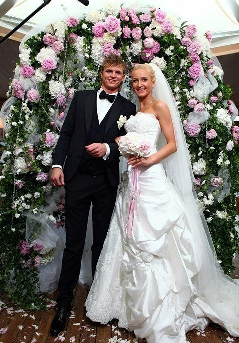 «Никому не отдам»: Бузова показала платье, в котором выходила замуж за Тарасова