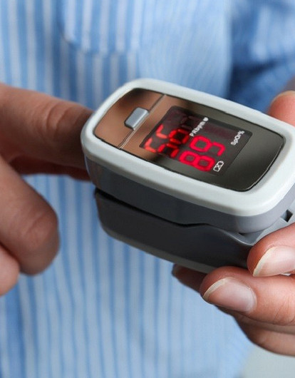 Как пользоваться пульсоксиметром (и для чего нужно знать свой уровень кислорода в крови)