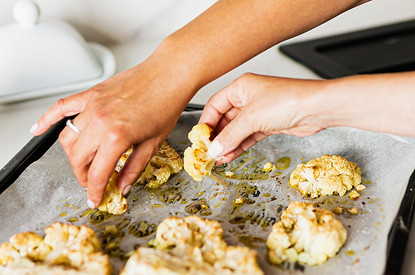 Как использовать бумагу для выпечки и смазывать ли маслом (спойлер: зависит от вида)