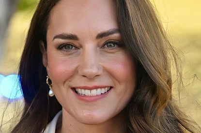 Кейт Миддлтон посетила садовую вечеринку в ярко-коралловом образе