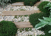 9 идей, как бюджетно сделать садовую дорожку на даче своими руками