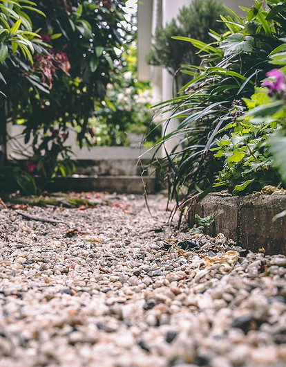 9 идей, как бюджетно сделать садовую дорожку на даче своими руками