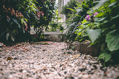 9 идей, как бюджетно сделать садовую дорожку на даче своими руками