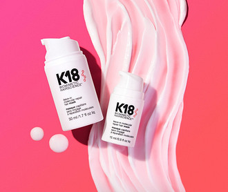 K18 — несмываемая маска для молекулярного восстановления волос. Наносишь ее на подсушенные полотенцем волосы на 4 минуты и дальше укладываешь их, как хочешь. Биоактивный пептид уже внедри...