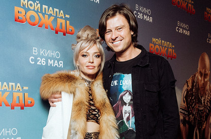 Прохор Шаляпин в компании белокурой красавицы и другие звезды на премьере фильма «Мой папа — вождь»