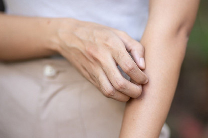 Нервный зуд: как перестать чесаться на фоне переживаний