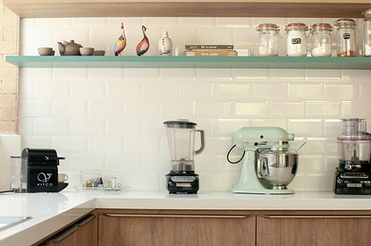 Кухня без верхних шкафов: стильное решение или экономия бюджета (и удобно ли это)