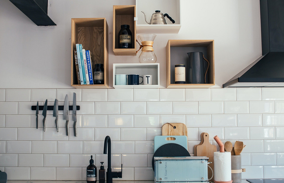 Кухня без верхних шкафов: стильное решение или экономия бюджета (и удобно ли это)