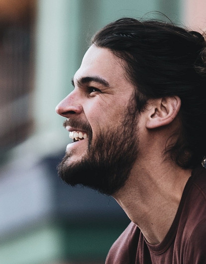 Нянь, секретарь, мастер по ноготочкам: неожиданные истории мужчин в женских профессиях