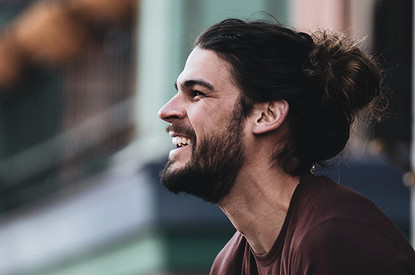 Нянь, секретарь, мастер по ноготочкам: неожиданные истории мужчин в женских профессиях