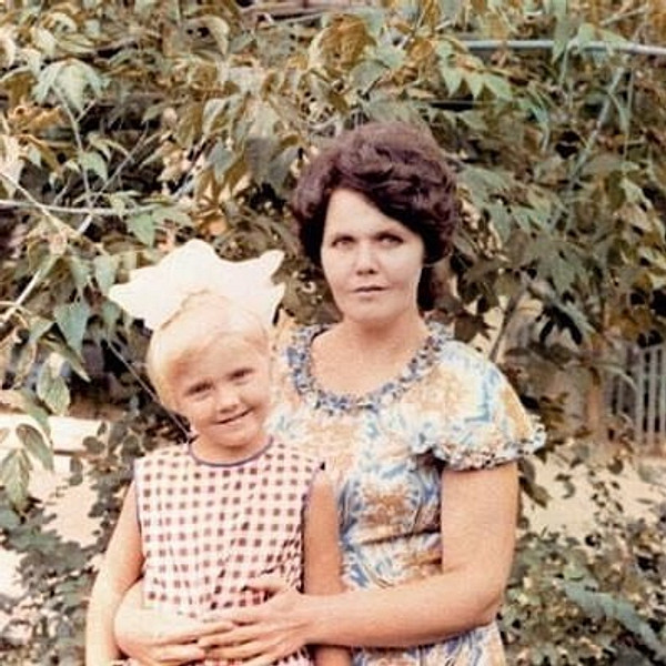 Валерия в детстве с мамой