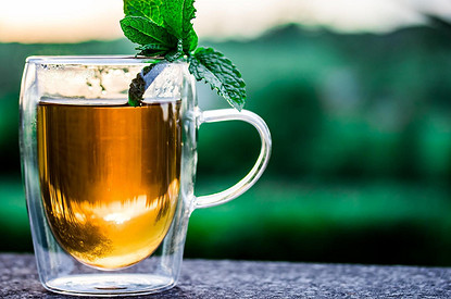 8 травяных чаев, которые тебя взбодрят (и ни капли кофеина)